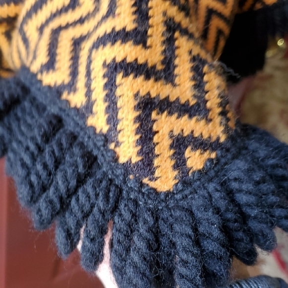 Vintage England Toplet Chevron Poncho in Black and Gold - Picture 7 of 8